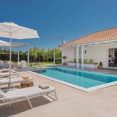Madini Luxury With Private Heated Pool Vanato