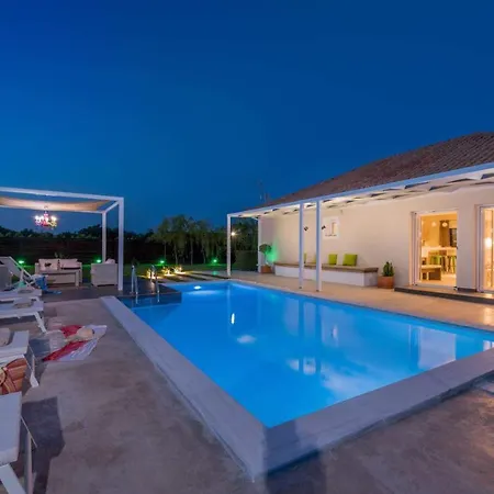 Madini Luxury With Private Heated Pool Willa