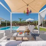 Madini Luxury With Free Pool Heating Willa