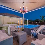 Madini Luxury With Free Pool Heating Willa
