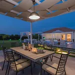 Madini Luxury With Free Pool Heating Vanato