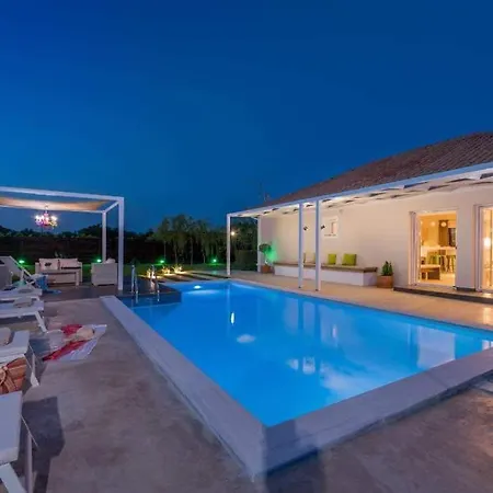 Villa Madini Luxury With Free Pool Heating *