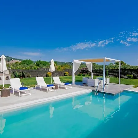 Madini Luxury With Free Pool Heating *