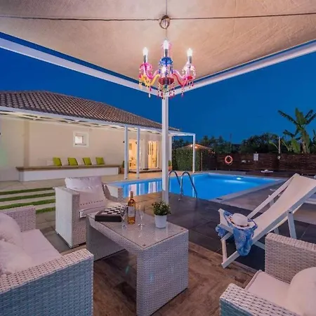 Madini Luxury With Free Pool Heating Villa