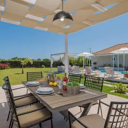 Villa Madini Luxury With Free Pool Heating Vanato