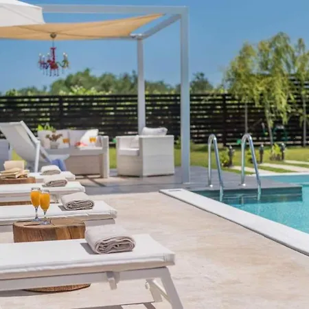 Madini Luxury With Free Pool Heating *