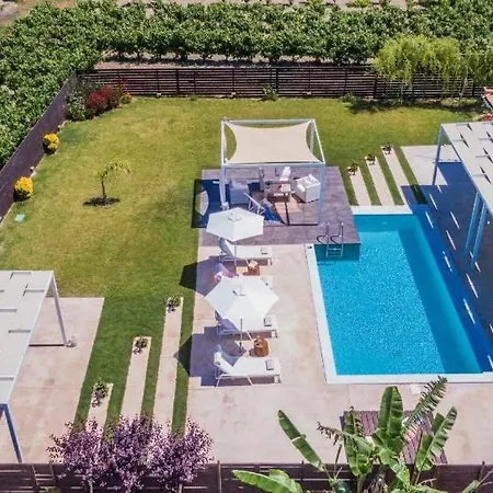 Madini Luxury With Free Pool Heating Villa