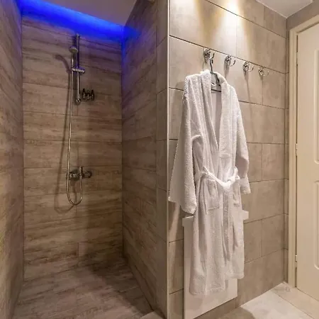 Madini Luxury With Free Pool Heating *