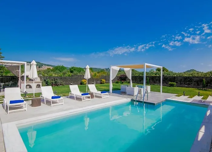 Madini Luxury With Free Pool Heating *