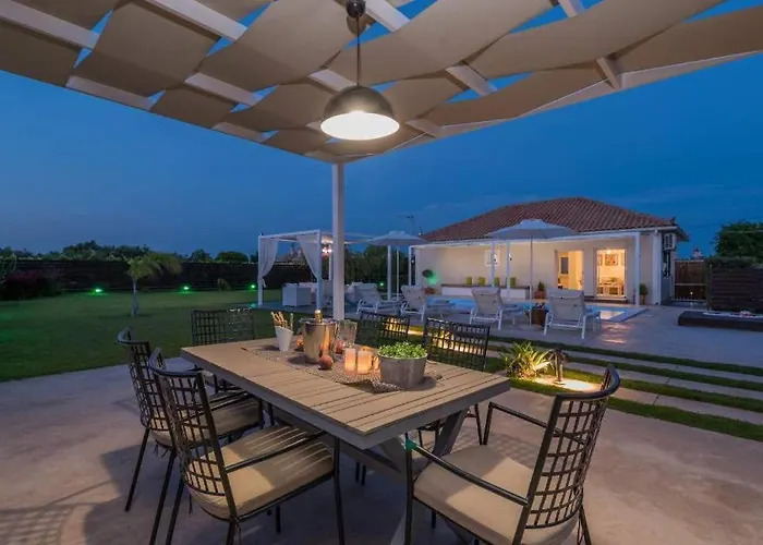 Madini Luxury With Free Pool Heating Vanato