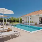 Madini Luxury With Free Pool Heating Vanato