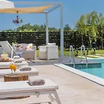 Madini Luxury With Free Pool Heating *