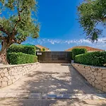 Villa Madini Luxury With Free Pool Heating Vanato