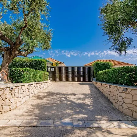 Vilă Madini Luxury With Free Pool Heating Vanato