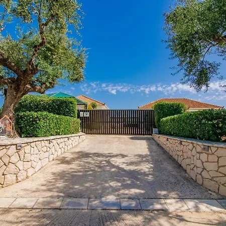 Madini Luxury With Free Pool Heating